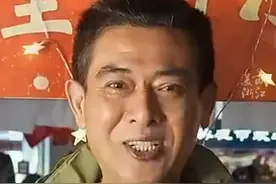 #《新白娘子传奇》张玉堂在武林夜市摆摊 ，扮演者李秉桦：我在台湾省有10年摆摊经验！（来源：潮新闻、张玉堂李秉桦）视频封面