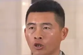 提气！脚踏祖国大地，守护万里河山，每名军人都肩负使命！#2025全国两会 #代表通道视频封面