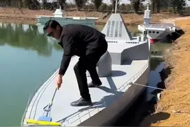3月19日，安徽长丰，因儿子想看航母，硬核老爸在自家鱼塘制作“航母舰队”，做“上头”后又做了潜艇和军舰。 #手工制作 #航母  #硬核 #老爸在鱼塘为儿子自制航母舰队 #男子自制航母上头最后造出航母舰队视频封面