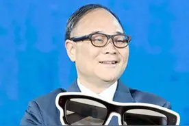 小浪花探会记丨投促大会上，这款“上海造”AR眼镜火了
2025上海全球投资促进大会上，吉利控股集团董事长、星纪魅族创始人李书福佩戴AR智能眼镜登台。这款智能眼镜的核心技术研发团队及核心供应链都在上海。产品线负责人郭鹏表示，上海的产业聚集效应非常强，上海全球投促大会也为科技企业交流互通提供了平台。视频封面