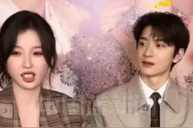 虞书欣直播时耳环掉了，主持人cue01给她戴上，两人的理解不在同一个频道上，虞书欣：你可别吓我，林一：我没有耳洞。 #虞书欣 #林一视频封面