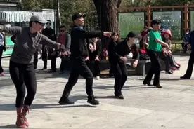 #这是舞蹈老师退休后团建现场吗 #谁调我广场舞难度等级了  近日，北京一女子路过紫竹院，被大爷大妈的舞技所惊艳，随手拍下的视频引起广大网友讨论。网友：你知道紫竹院旁边是哪些学校吗？视频封面