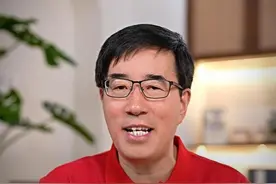 卡夫卡用一只甲虫写尽了中年人的孤独和生存的荒诞。#变形记 #向东时间 #大咖观察 #高途 #你有多久没读书了视频封面