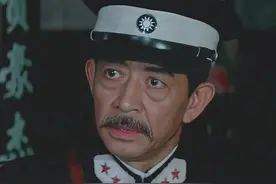 特殊身份的警官：地下党一人对付200个敌人，敌处长自作聪明视频封面