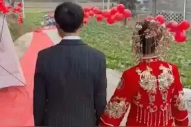 1月1日贵州毕节，英语老师结婚，全班同学拉着横幅一起来参加婚礼，“不准送礼 只管搂席”视频封面