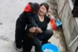 3月11日#贵州遵义  父母离异的侄儿发烧，几声伯娘喊得人心碎... 伯娘：没有爹妈管的孩子太难了！我会尽我所能疼侄儿，即使非我生非我姓~ #单亲家庭  #暖新闻视频封面