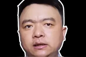 幼童自己走出家门 恶毒后奶奶赶忙关门上锁 孩子爸爸疯狂砸锁视频封面
