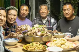 大锅烀牛骨头，放牛肉炖萝卜，原汁原味，配上老妈蒸的大花卷真香