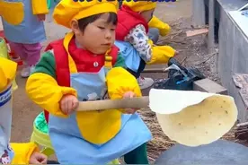 烙饼、炒菜、草编、美发……潍坊这所幼儿园的小学生样样行！被网友调侃为“幼儿职业技术学校”更有众多网友评论“什么时候来我们家开一个”，让我们一起听听潍坊诸城青蓝大风车幼儿园王园长怎么说。#潍坊幼教  #全方位发展 @诸城青蓝幼教王老师视频封面