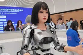 4月26日，2024中关村论坛现场，记者向人工智能机器人提出刁钻问题，却被其轻松化解，机器人秒变当代“端水大师”！#2024中关村论坛年会 #豫你打卡未来视频封面