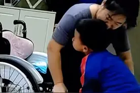“我就不信了，妈妈，咱们再来”4岁男孩扶瘫痪妈妈上轮椅 网友:小小男子汉!@轮椅妈妈 #泪目 #好孩子你最棒 #监控下的一幕视频封面