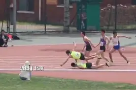 近日，北京。一高校运动会男子4X100米接力赛上，在一二棒交接失误摔倒的情况下，最后上演逆风翻盘赢得第一。网友：结果未知时，竭尽全力，奇迹就会出现。（@北体健（见） @伍柒壹一 ）#体育精神 #逆风翻盘视频封面