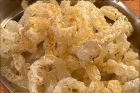 ㊙️米其林餐厅炸猪皮做法！ 外酥里嫩，咬一口嘎嘣脆，配上独家蒙特利尔香料，瞬间点燃你的味蕾！不需要复杂的烹饪技巧，轻松几步就能搞定。这个炸猪皮制作过程相对较长但是可以大批量生产。味道绝对值得你多付出一些时间。只要吃上一口就绝对停不下来！
#美食教程 #真材实料才能做出好味道 #抖音美食创作者 #我是美食创作者 #又香又酥又脆视频封面