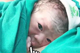 刚顺产出来的小宝宝，第一次见妈妈居然是这反应，太乖了 #新生儿视频封面
