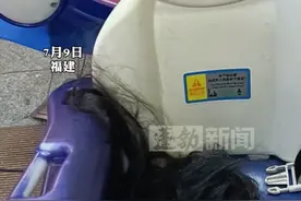 小孩坐摇摇车头发不慎被卷入，消防员将头发剪断大半才获救，危险无处不在 家长们要多注意。#熊孩子 #摇摇车 #玩具视频封面