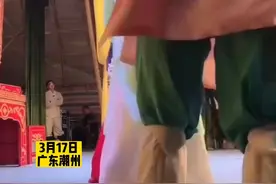 台上正在唱戏，台下大妈太入戏爬上戏台劝架，观众笑疯了。#万万没想到 #戏剧团 @☞梅梅☜视频封面