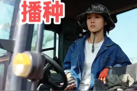 今天一天播了300亩地，从早忙到天黑才回家，路上三轮车没电了 #我的乡村生活 #2024新农人计划 #曹大管家 #女农机手视频封面