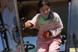 父女俩给老板收2000亩玉米，干完活找不着俺爸了 #我的乡村生活 #2024新农人计划 #乡村生活家 #曹大管家 #女农机手曹子榆视频封面