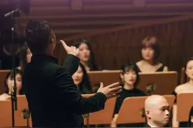 #世界自闭症日这首歌原本是送给“星星的孩子”，但也送给世间每一位心存美好的你，愿大家都能被生活温柔以待。#自闭症#彩虹合唱团视频封面