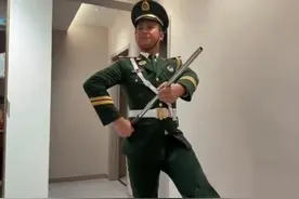 男子时隔多年再次穿军装，口令一响 气质一下子就变了，网友：保持的不错，八块腹肌还在#腹肌 #兵哥哥 #中国军人 #这谁顶得住啊 #军人 #气质穿搭视频封面