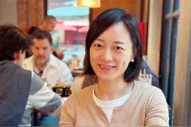 丧偶10年单身妈妈心路历程

我曾经遇到童话般的爱情，但我也经历了和爱人阴阳相隔的剜骨之殇。痛苦是无法回避的，痛苦也是成长的机会。当你面对它，穿越它，你才会深刻理解生命的意义，才有可能获得涅槃重生。这份十级的痛苦，我承受过，我承受住了，我把痛苦转化成了探索生命意义的动力，我仍然热爱生活，并被爱我的人深深地爱着…… 
 
 #记录真实生活#重生 #女性成长 #痛苦视频封面