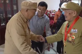 感动！当70多年后，两位抗美援朝老兵重逢，瞬间泪目！#致敬老兵英雄 #最可爱的人视频封面
