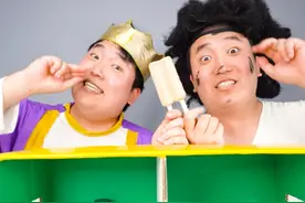 辣酱 vs 巧克力酱 搞笑双胞胎冰淇淋#好吃到停不下来 #快来一起尝个鲜视频封面