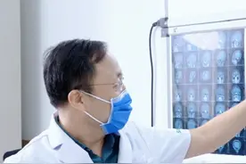 半边脸麻木空调吹多了？脑干受压才是因！ 脑干是人体的生命中枢，有不同类型的神经核团，分为中脑、桥脑和延髓，侵犯部位不同导致的临床症状不同，1、中脑：引起动眼神经核团功能障碍，比如眼球运动障碍；2、桥脑：引起面瘫、面部感觉运动的障碍；3、延髓：侵犯到自主神经核团，比如吞咽功能、神经功能障碍；4、皮质脊髓束：下行运动传导通路会出现偏瘫，背侧上行传导通路会出现感觉的障碍等。#三博脑科医院 #脑膜瘤 #脑干 #脑瘤 #医学科普视频封面