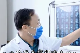 半边脸麻木空调吹多了？脑干受压才是因！ 脑干是人体的生命中枢，有不同类型的神经核团，分为中脑、桥脑和延髓，侵犯部位不同导致的临床症状不同，1、中脑：引起动眼神经核团功能障碍，比如眼球运动障碍；2、桥脑：引起面瘫、面部感觉运动的障碍；3、延髓：侵犯到自主神经核团，比如吞咽功能、神经功能障碍；4、皮质脊髓束：下行运动传导通路会出现偏瘫，背侧上行传导通路会出现感觉的障碍等。#三博脑科医院 #脑膜瘤 #脑干 #脑瘤 #医学科普视频封面