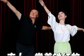 来上一堂姜铁红的“舞蹈课”！ 中央民族大学舞蹈学院院长#姜铁红 ，因为一曲《#奔腾 》走红网络，广受大家的喜爱。在对他的采访中，我看到了他通过舞蹈表达自己的情感和对生活的热爱，发现了一个用舞蹈表达情感、用舞步描绘生活的人。怎样才能跳好舞蹈，享受舞蹈中的快乐？他说，最关键的是自信，敢于释放自我，展现天地万物、美好生活。#大有学问 #菁菁乐道视频封面