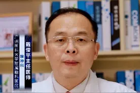 #涨知识 儿童出现#精神病 的前期表现多数是性格改变、生活习惯的改变，以及其他方面的改变。儿童精神病常见的有分离焦虑障碍、选择性缄默症、特定的恐惧症、社交焦虑障碍、间歇性暴怒障碍、青春和儿童期的抑郁症，还有些存在双相障碍、精神分裂症等。
1、性格改变：儿童可能出现易怒或者脾气忽好忽坏，不愿意和同龄人交往、参加集体活动、不喜欢说话等。对周边的事显得斤斤计较或者自私，有些儿童可能特别容易紧张、焦虑、抑郁、恐惧，会出现无缘无故哭闹，不爱听话，自以为是，不服从管教，不遵守纪律，可能伴有冲动行为或怪癖行为等；
2、生活习惯的改变：生活变得懒散，不修边幅，不讲卫生，不喜欢吃东西，容易出现疲劳，还可能出现睡眠障碍，容易睡眠不安。喜欢收集无意义的东西，或随身携带用不到、无相关性的东西；
3、其他方面：注意力不集中，记忆力和学习成绩明显下降，出现明显的厌学情绪，对世界和生活的看法变得悲观，情绪变得低落，容易自责、懊悔，甚至有轻生的想法。
儿童精神病的前期，每种疾病所表现出来的症状都有所差异，如抑郁症的儿童可能会出现严重的睡眠障碍和情绪障碍。冲动障碍的儿童可能会出现情绪不容易控制，有暴怒的情况。社交焦虑障碍的儿童特别害怕与外界交往，极难与外界同龄人进行正常的社会交往。家长应该密切观察儿童的情绪变化，发现问题要及时到医院就诊。#dou来说健康  @创作灵感小助手视频封面