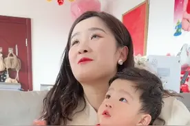 正月十六跟婆婆给赞赞戴第二个锁，红线戴锁的当地习俗包含着全家人对他的爱意，希望这个可爱的小朋友平平安安，健康幸福的长大#婆媳 #隔辈亲 #记录日常生活