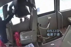 男子高速上想上厕所，要求停车被拒后开窗跳车！