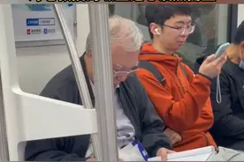 学生拍下白发老学者在地铁上用颤抖的手批改文献,“对老教授的敬重之心油然而生”#这是什么神仙老师 #路人视角 #有这样的老师你还会上课睡觉吗 #学者 #敬重 @抖音短视频视频封面