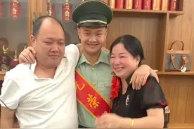 儿子退伍回家瞒着父母准备惊喜，父母看到后热泪盈眶视频封面
