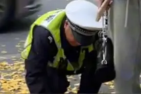 11月29日，湖南邵阳，女生打卡银杏拍照遇到交警蜀黍主动帮忙捡落叶，他应该也是个很疼孩子的父亲吧，愿我们都被这个世界温柔以待#交警 #愿我们都被温柔以待 #银杏叶 #拍照技巧 #暖心瞬间视频封面