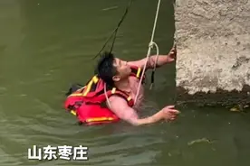 4月20日，山东枣庄，男子跳湖救起落水男孩，耗尽体力无法上岸。面对家属的致谢，他拒绝留下电话转身大步离开。#山东dou知道视频封面