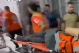 “触目惊心！”外媒曝光实拍画面，正在救援加沙群众的救援队突遭以色列军队空袭视频封面
