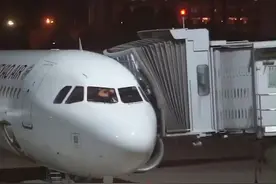 “全面恢复口岸快捷通关”实施，南京空港口岸首架入境航班9成旅客选择快捷通道视频封面