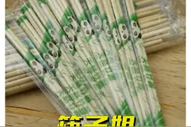 拿食堂六双筷子被经理怒斥小偷，女大学生只用一招，吓得对方道歉 #搞笑 #娱乐 #大学生 #筷子姐 #热点视频封面
