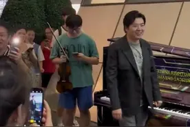 #男生街头沉浸式弹钢琴偶遇郎朗  郎朗亲自上前演奏《我爱你中国》#郎朗 #钢琴 #深圳 #广东dou知道视频封面