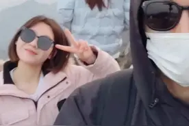 快更新后续！3月20日，山东泰安，男子发视频寻找前一天晚上，在泰山顶误入自己镜头的小姐姐。本尊在线回应：我在这！#山东dou知道视频封面