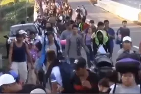 超七千移民从墨西哥徒步前往美国，拖行李带小孩 ，队伍一眼望不到头视频封面