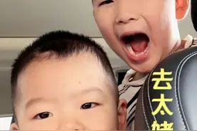 静静带妈妈回娘家，小猪为啥快吓哭了？小忆抱着小猪才有安全感视频封面
