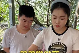 弟弟来家学做菜，燕子手把手教他炒双椒肉丝，老弟口水都流下来了 #乡村生活家  #新农人计划2024 #我的乡村生活视频封面