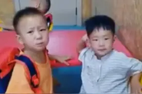 当外甥和舅舅是同学时，俩人的表现简直是天壤之别。网友：为什么同样的年纪，当了舅舅就懂事了？来源：@程程妈#第一次上幼儿园 #幼儿园的小暖男视频封面
