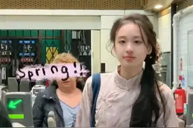 留学生在国外穿旗袍，优雅从容 落落大方，网友:像民国时期留洋的大小姐视频封面