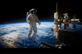 宇宙中有那么多恒星，太阳都把地球晒热了，为啥空间还是冷的，黑的？#科普 @抖音博士团 #2023科普时刻视频封面