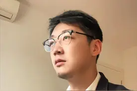女职工到底是55岁还是50岁退休？ 对于在企业工作的女性员工，退休年龄根据她们的工作类型可以分为两种：生产岗位：从事生产岗位的女性企业员工，其退休年龄定为50岁；管理或技术岗位：那些工作于管理或技术岗位的女性，退休年龄设为55岁；这一分类主要基于与企业之间签署的劳动合同决定。#外企打工人 #职场 #退休年龄 #女职工退休年龄 #抖来普法2024视频封面