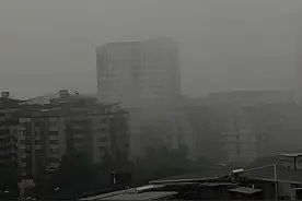 福州暴雨下出“雨尘暴”效果，一秒天黑！#狂风暴雨来袭 #暴雨 #大家注意安全视频封面